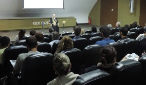 Monja Coen em palestra