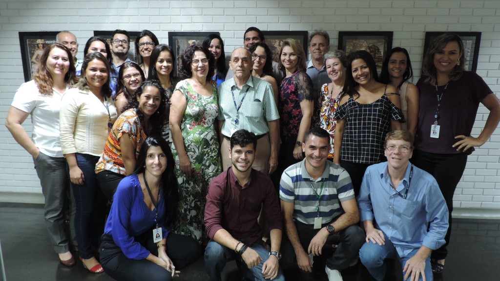 Eunice e Valtinho (centro) ao lado dos colegas de trabalho